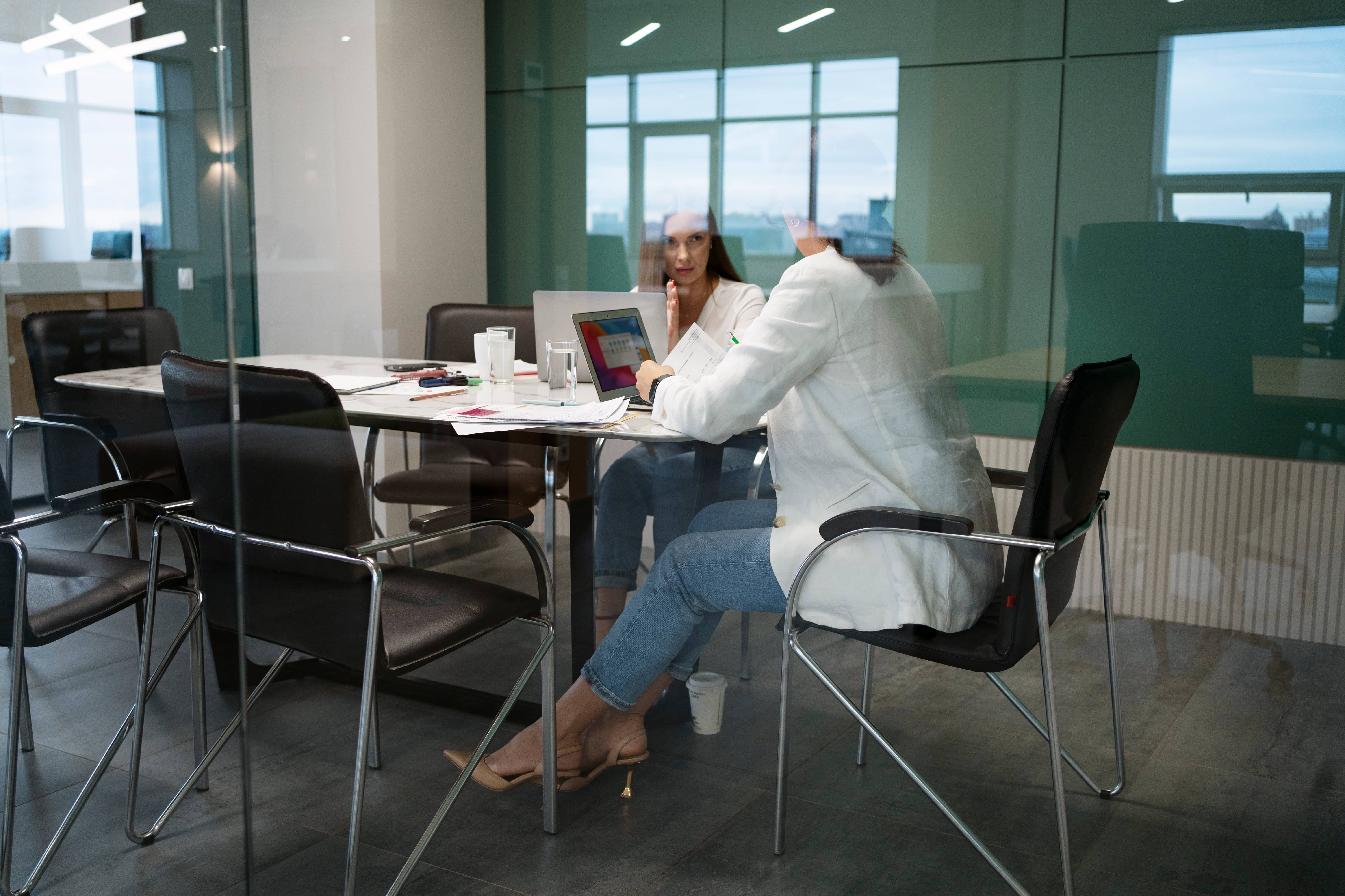 Escritorio equipado con herramientas digitales clave para la creación de productos digitales