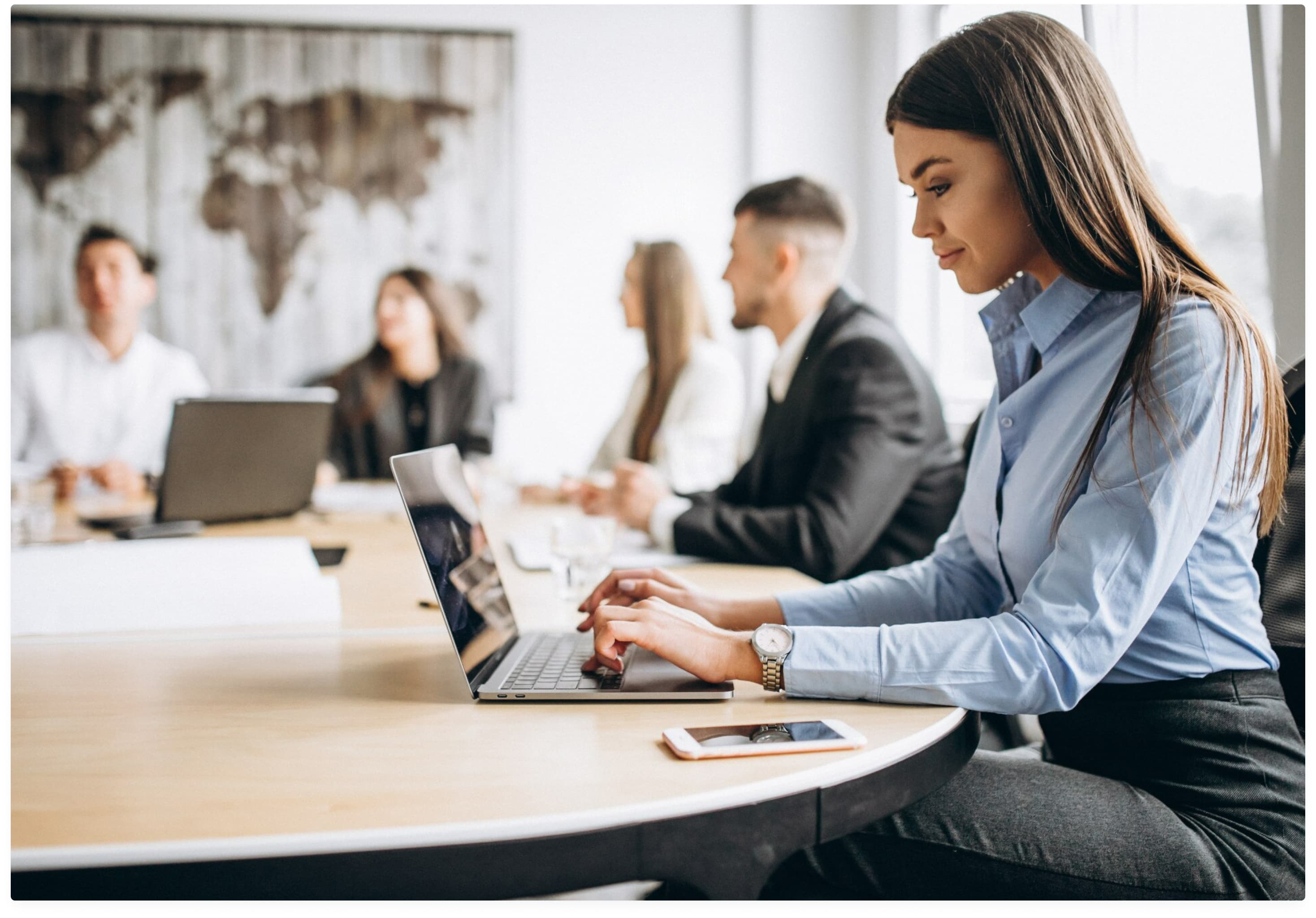 Ejecutivos en una sala de oficina planeando ideas administrativas para una empresa