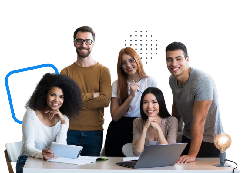 Imagen de un equipo de tecnología compuesto por dos hombres y tres mujeres sonriendo mientras trabajan en laptops y una tableta.