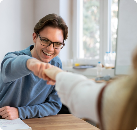 Imagen de un hombre y una mujer firmando un contrato de trabajo satisfactoriamente